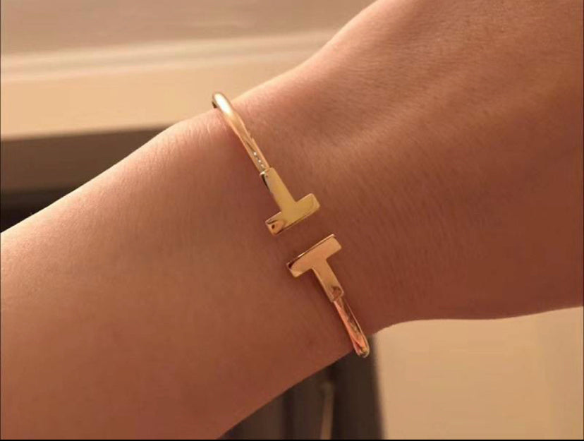 pulsera en T