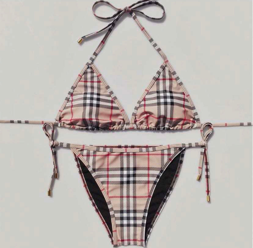 Bikini desnudo, negro, rojo y blanco.