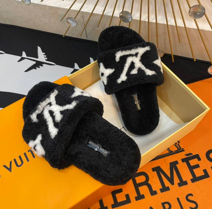 House shoes in Black or White