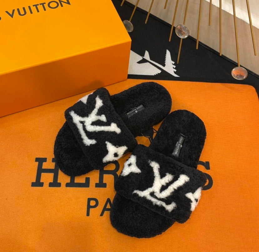 House shoes in Black or White