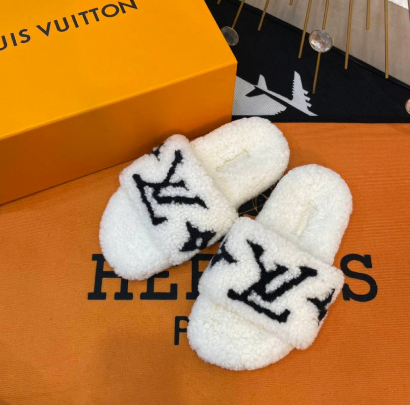 House shoes in Black or White