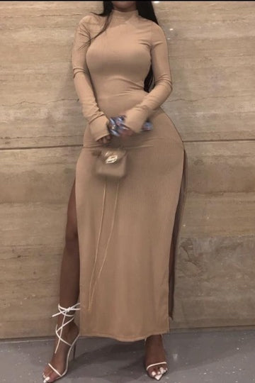 Vestido nude con abertura alta