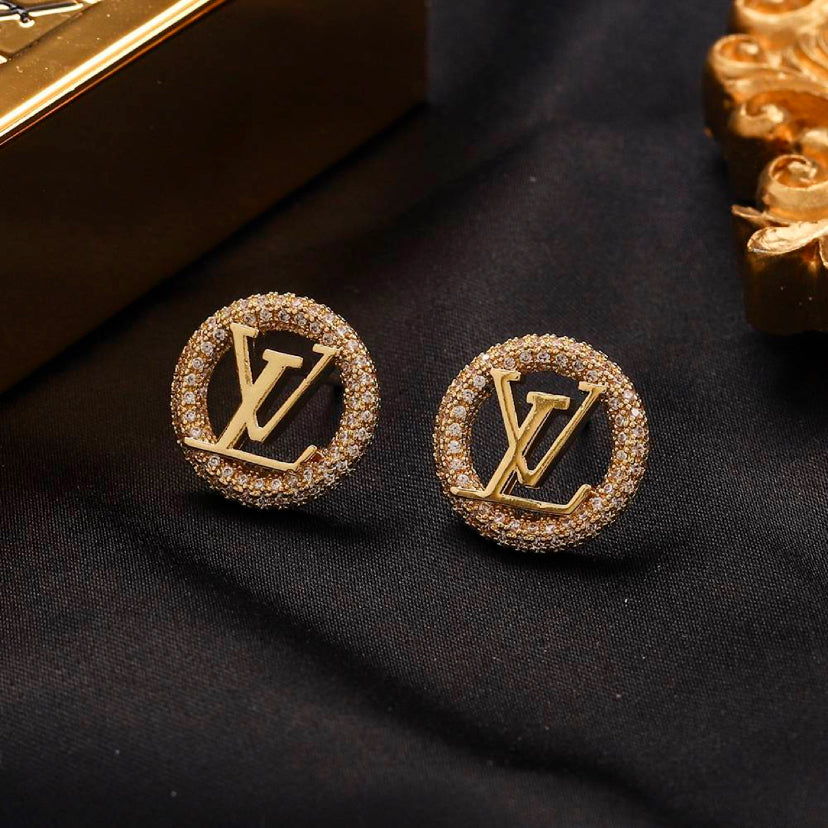 Pendientes pequeños de oro con deslumbramientos