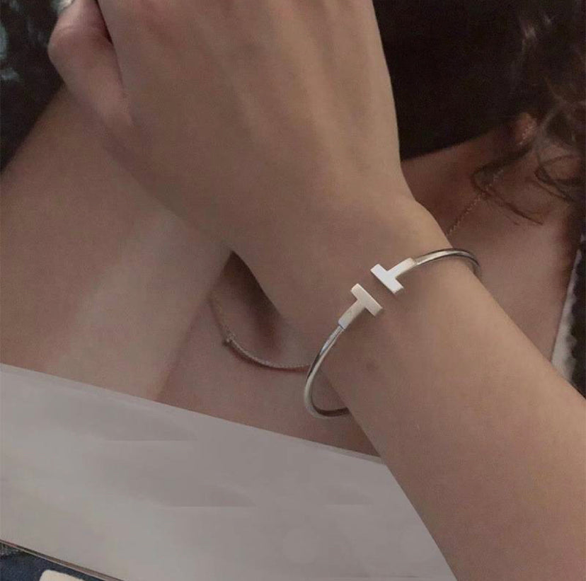 pulsera en T