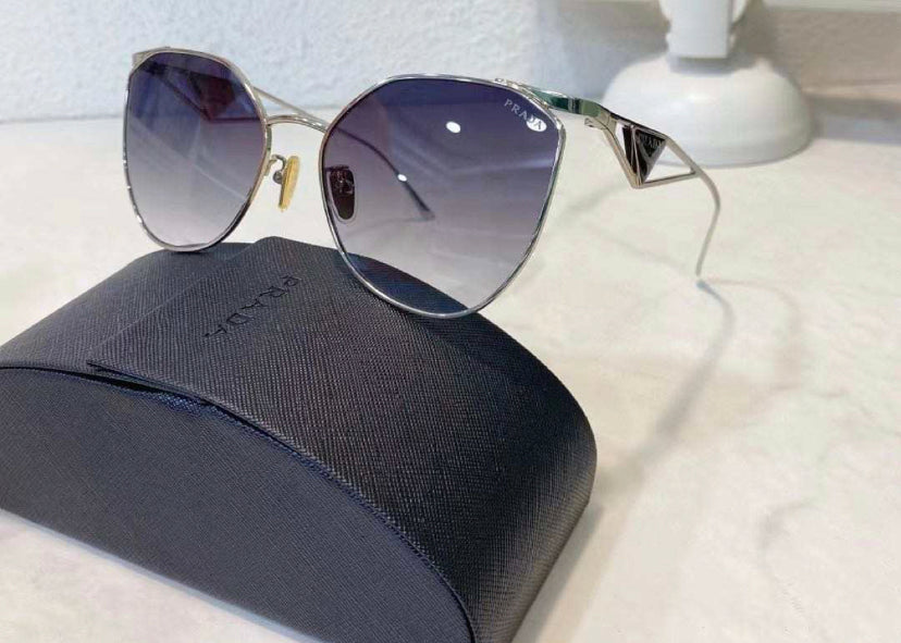 Gafas de sol plateadas con lentes grandes