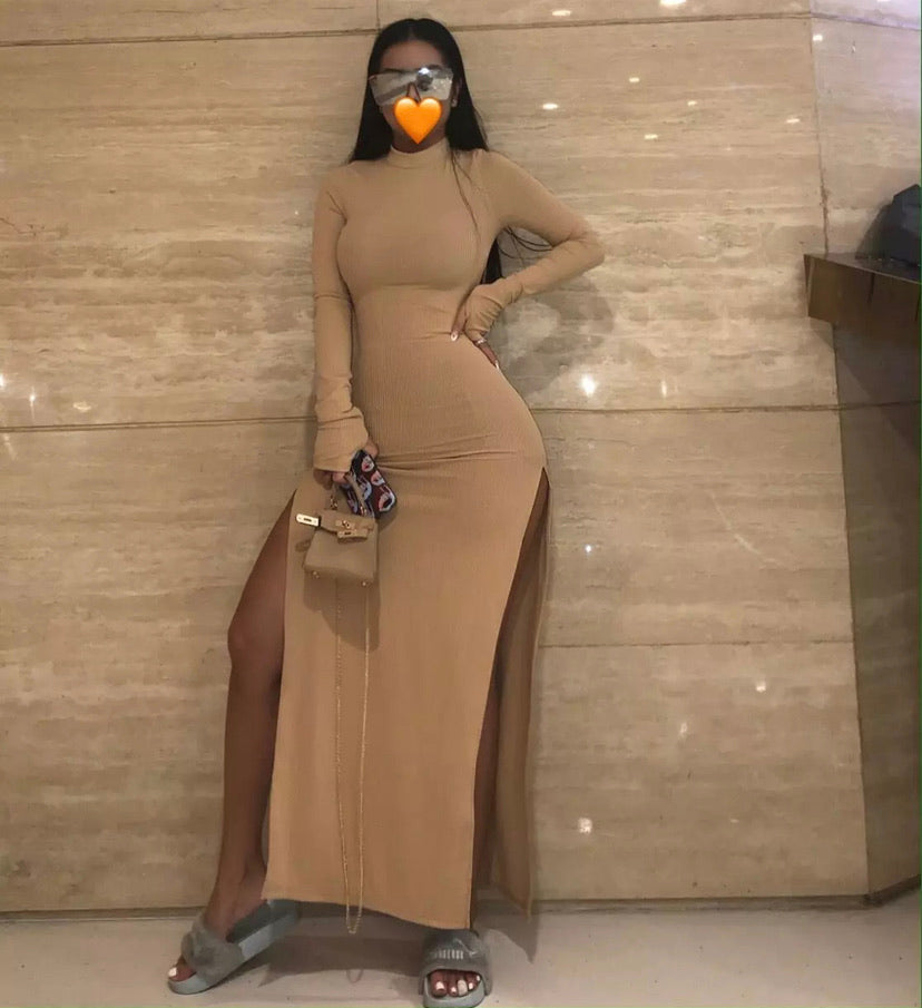 Vestido nude con abertura alta