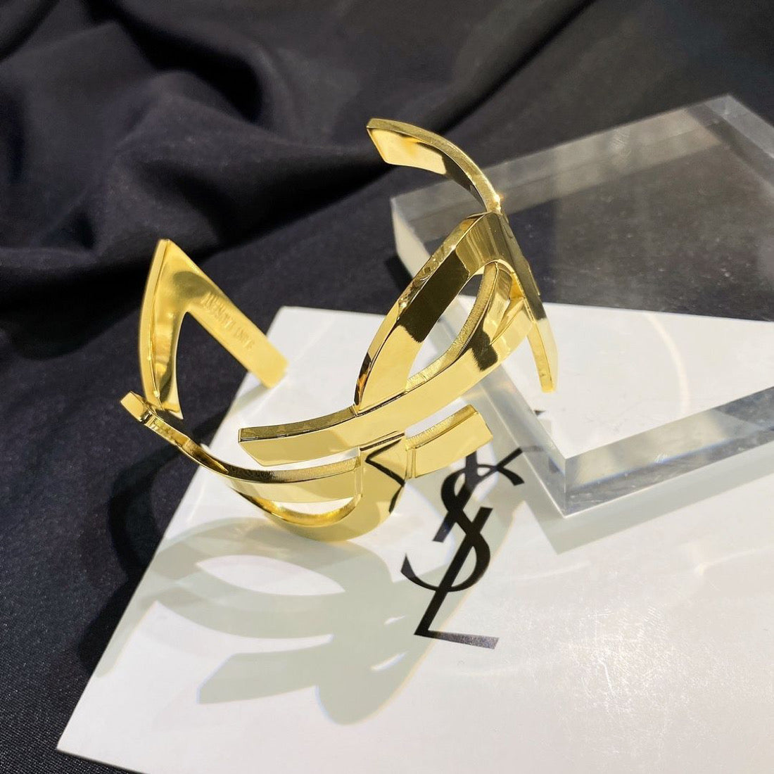 Brazalete con letras doradas